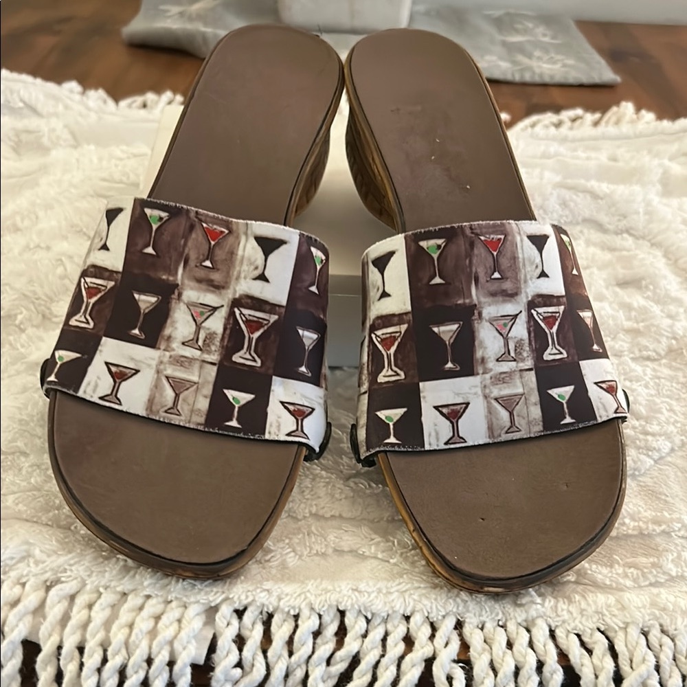 Brown Champagne Glasses Comfy Elastic Straps Textured 1.5" Heels Sandals Slides